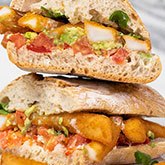 Bocadillo de rabas con aguacate y pico de gallo