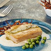 Porción de merluza con parmetier de patata y puerro crispy
